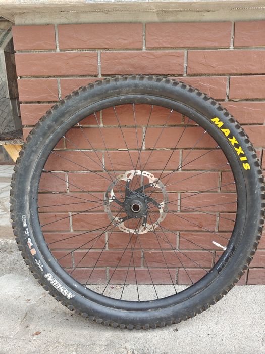 Vând roată față MTB 29”, potrivită pentru Enduro, Downhill și Trail.