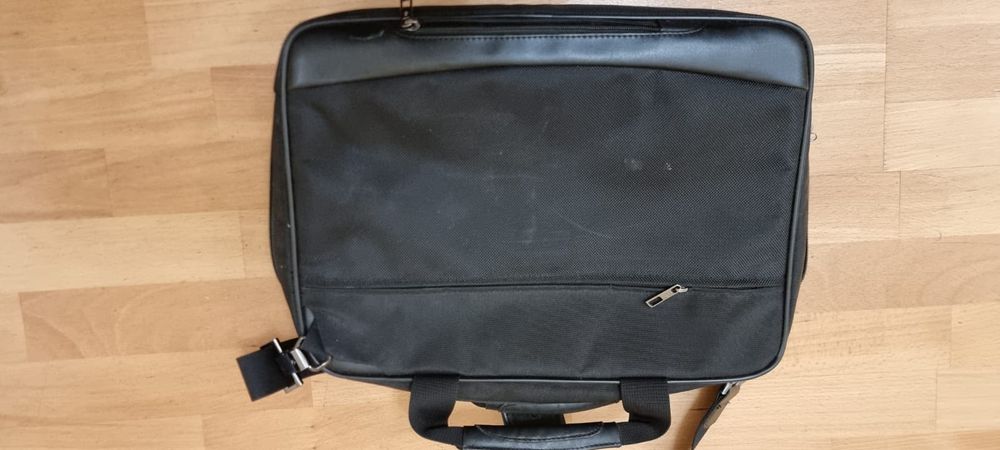 Продается сумка для ноутбука Samsonite

Цена 19000т

Описание 
Продает