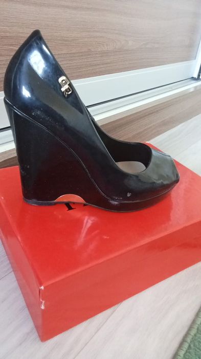 Продам женские туфли