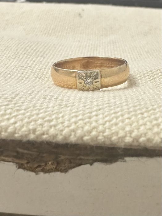 Золотое кольцо с бриллиантом