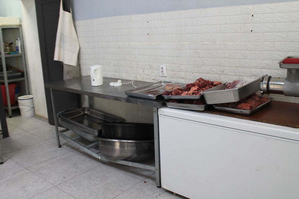 Сдается в аренду мясной магазин.