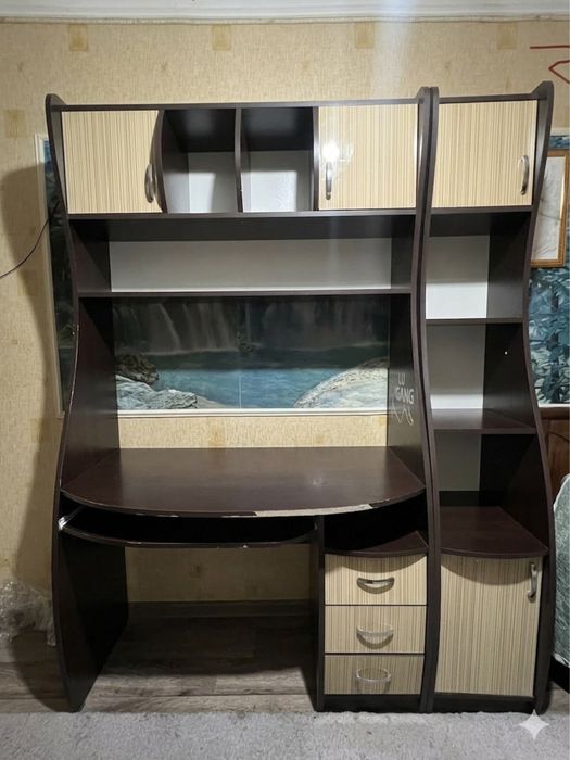 Продам компьютерный стол с тумбами.