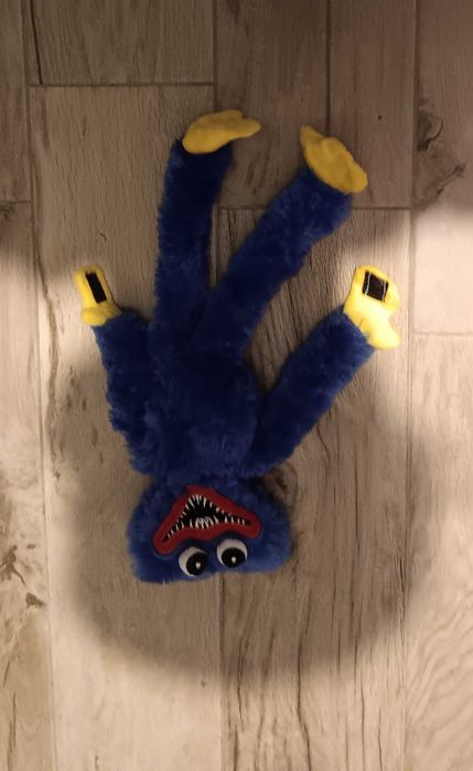 Хъги уъги син със лепкави ръце