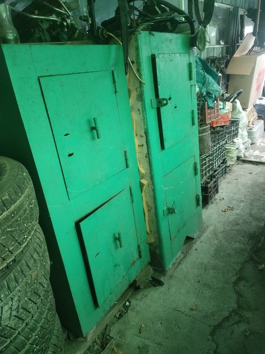 Сейф б/у, железный, без замков