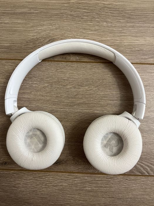 JBL TUNE 520 BT белые