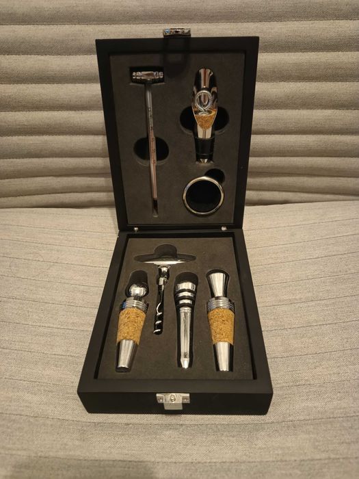 Vand 2 seturi accesorii vin noi, nefolosite