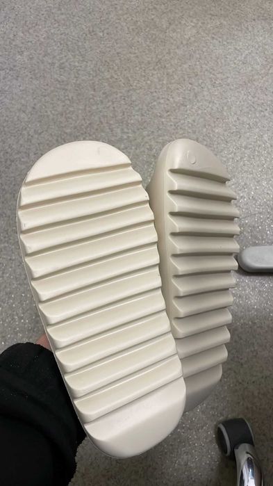 Slapi Adidas Yeezy crem, mărimea 42, 26 cm, noi cu etichete
