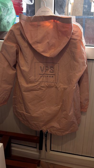 Продам ветровку на девочку