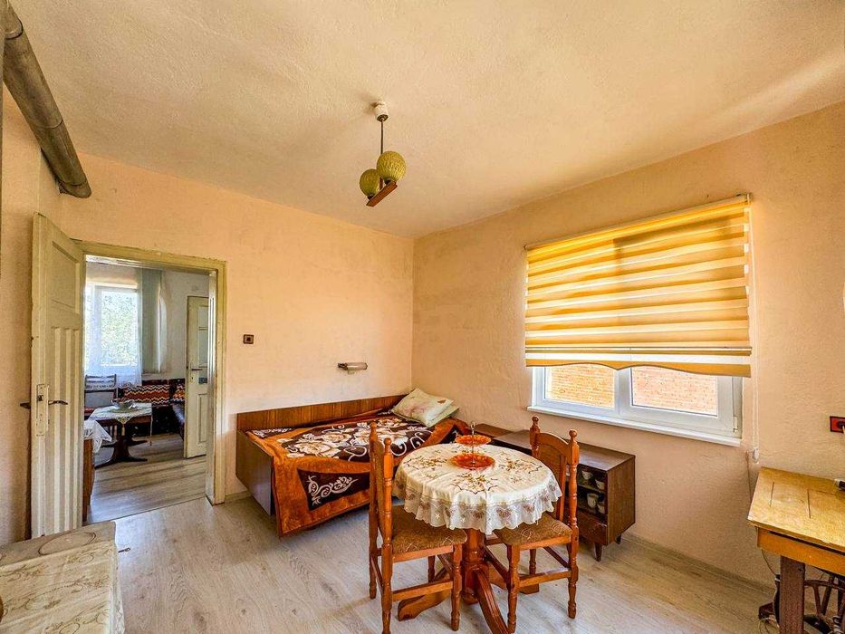 Двуетажна къща с двор в центъра на град Средец, област Бургас