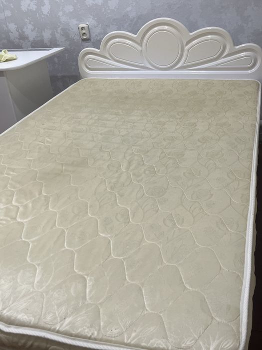 Продам кровать , стол тумбочку!Срочно!