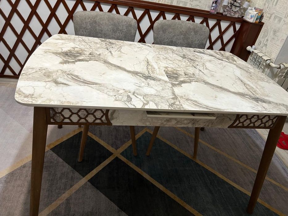 Кухыный стол без стульев