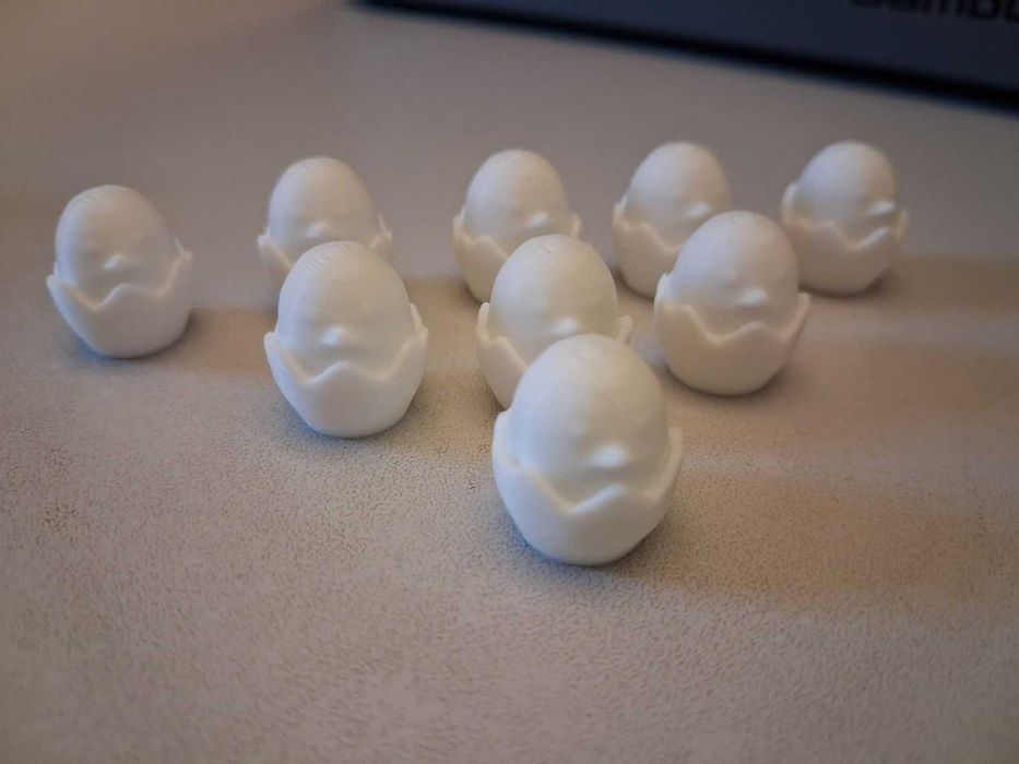 Сладка мини фигурка – пиленце в яйце