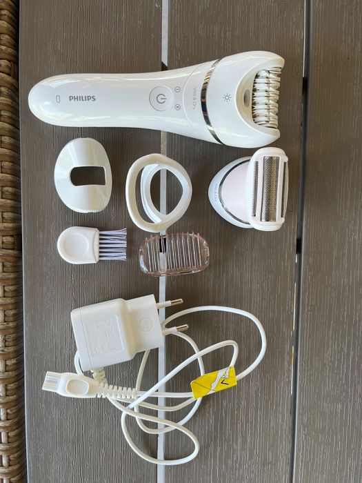 Epilator Philips fara fir, seria BRE710, cu toate accesoriile din poza incluse.