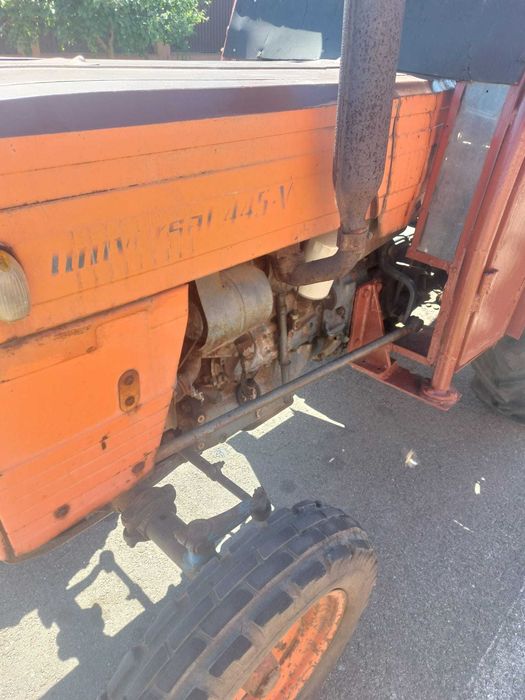 Tractor universal 445-v