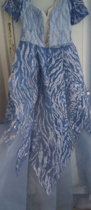 Продава се рокля носена няколко часа