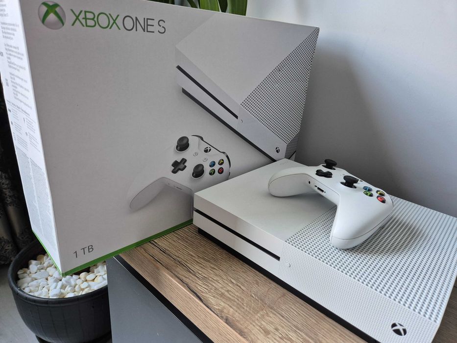 Xbox One S 1TB + игри