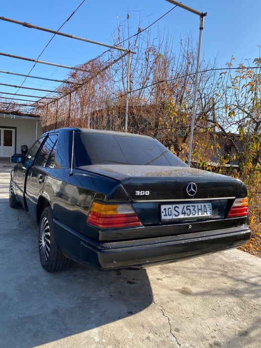 Мерседес бенз 124 седан