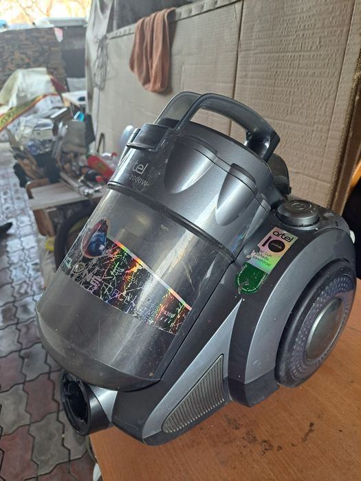 Продам пылесос artel