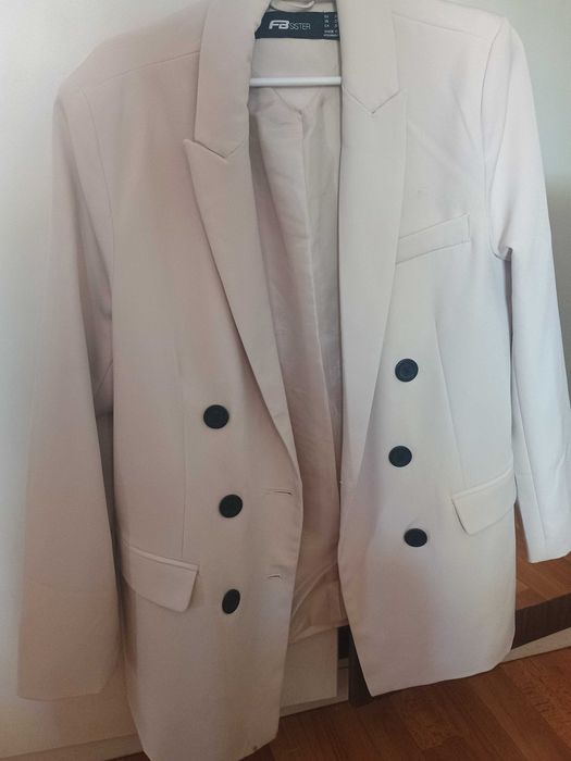 Светло бежово сако М размер