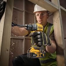 DeWALT 18V XR 4-в-1 комплект с 3 батерии 5Ah, зарядно и куфари. Професионални машини, подходящи за строителство и ремонт.