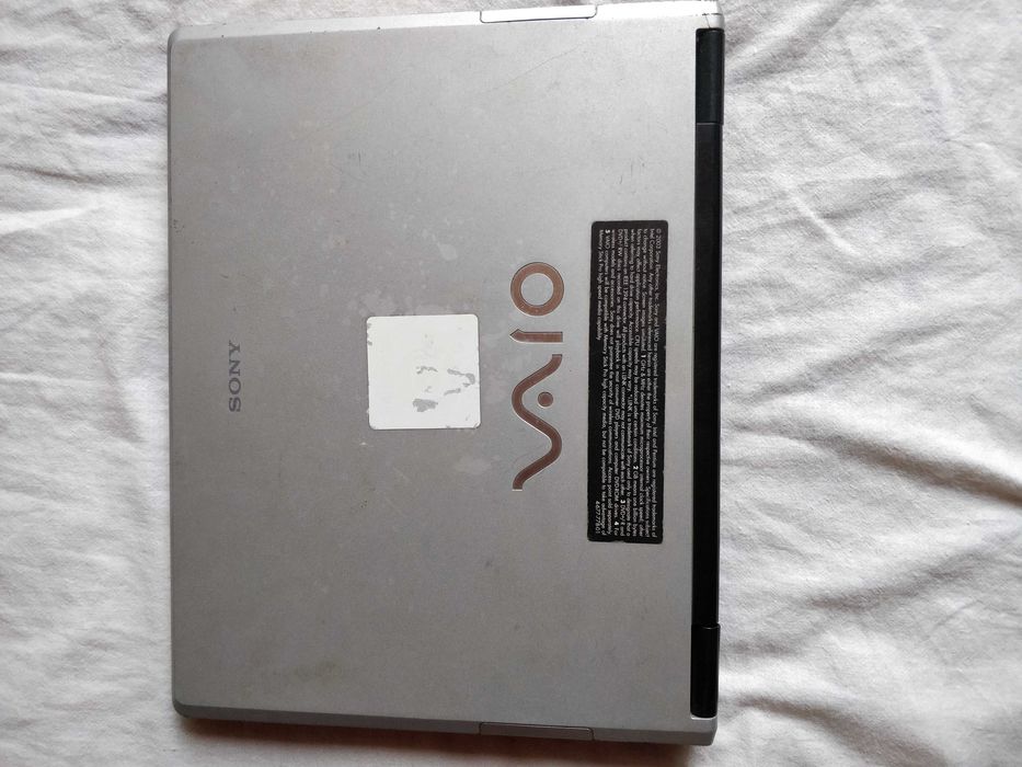 Лаптоп SONI и Apple iPhone 11,64 GB