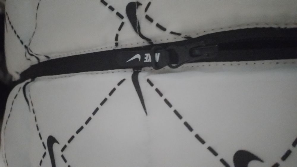 Яке Nike бяло чисто ново