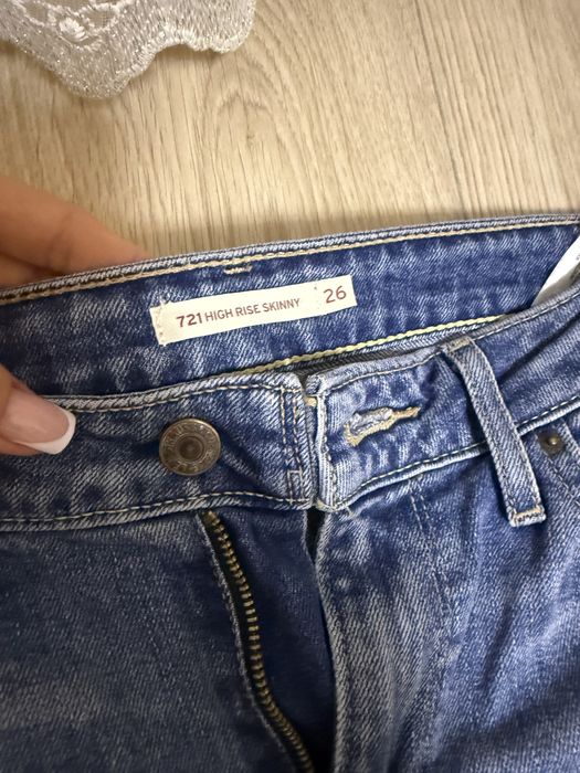 Продам джинсы женские Levis