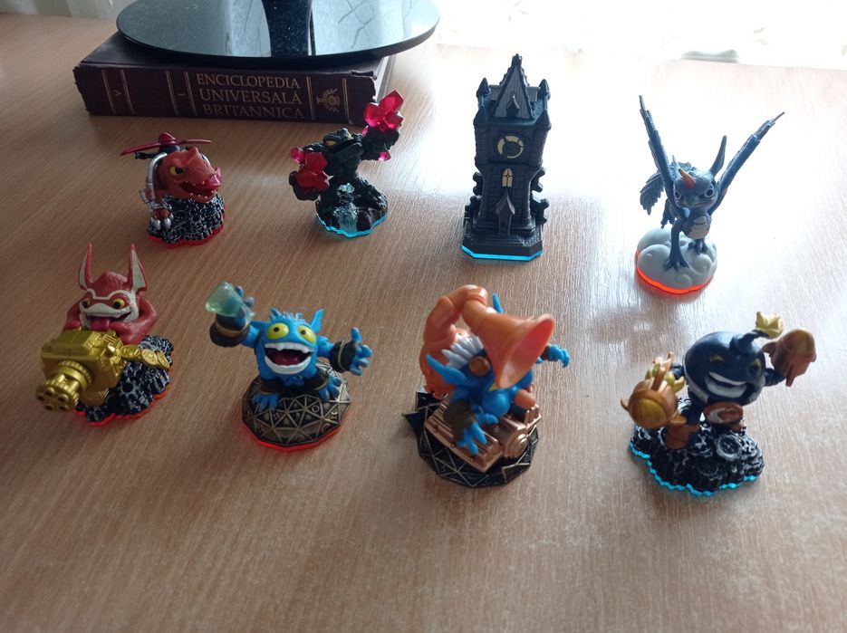 Vând figurine Skylanders