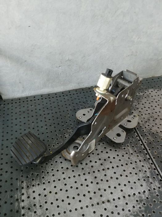 pedala frana 1.5  dci  renault megane 3  465010015r