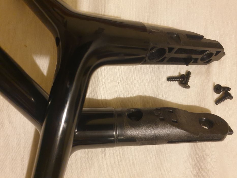 suporturi  tv  fără șuruburi și 2 cu șuruburi