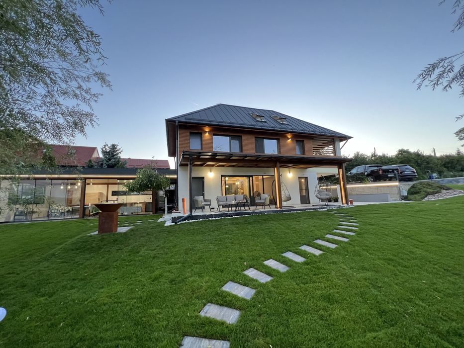 * De inchiriat Vila  cu piscina si jacuzii pe malu lacului in Geaca *