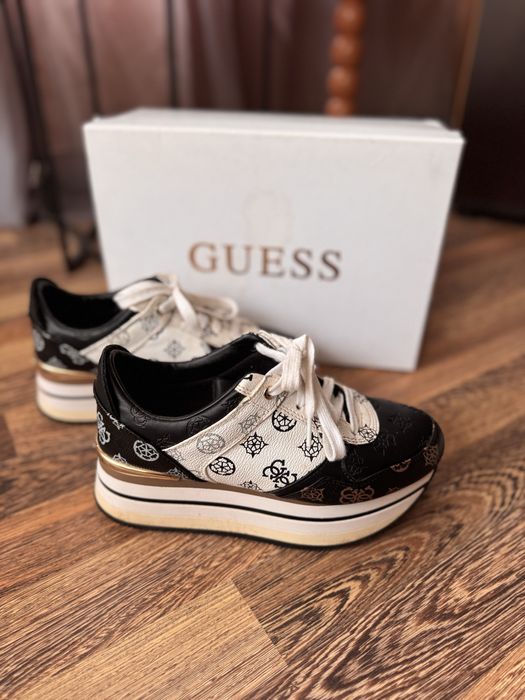 Високи обувки на Guess