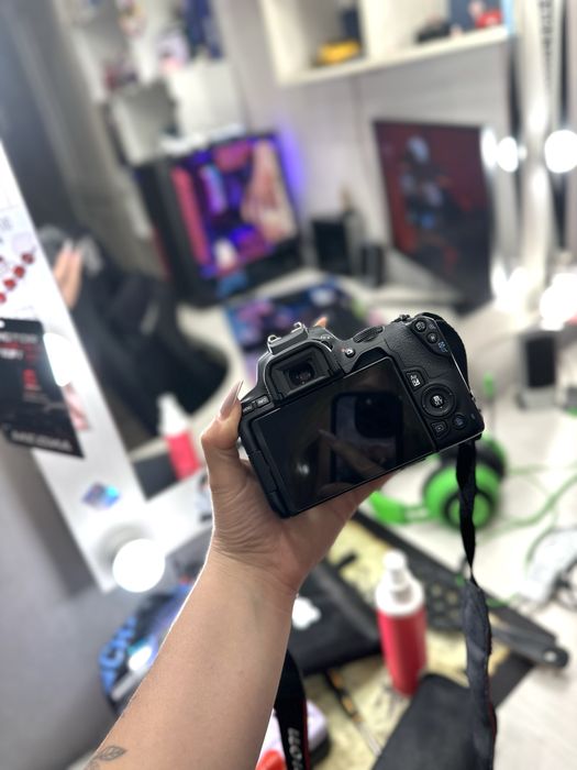 Canon EOS 250D с полной комплектацией