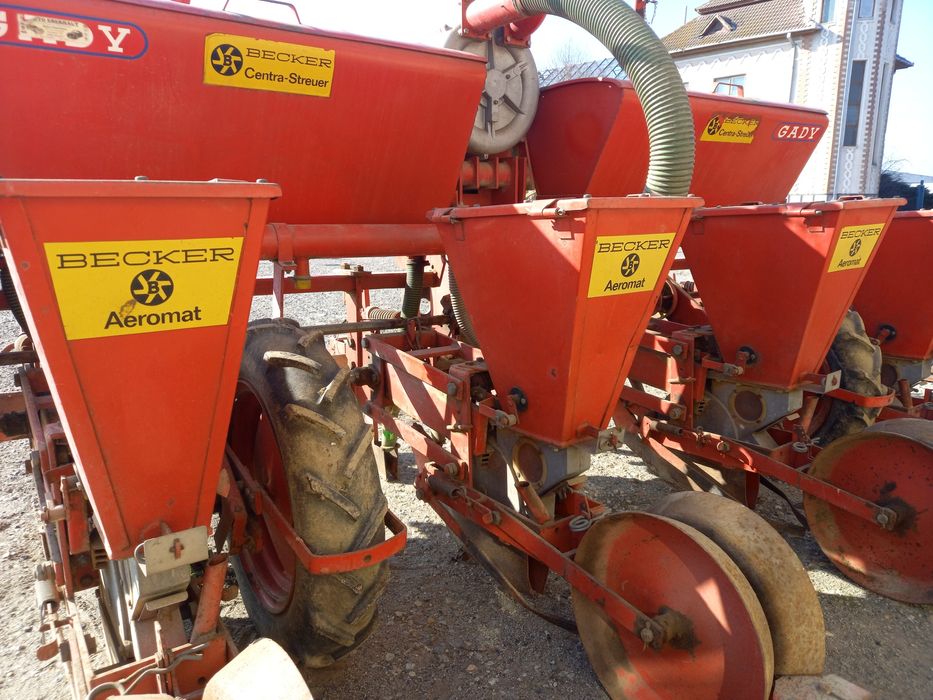 Semanatoare porumb BEKER . .