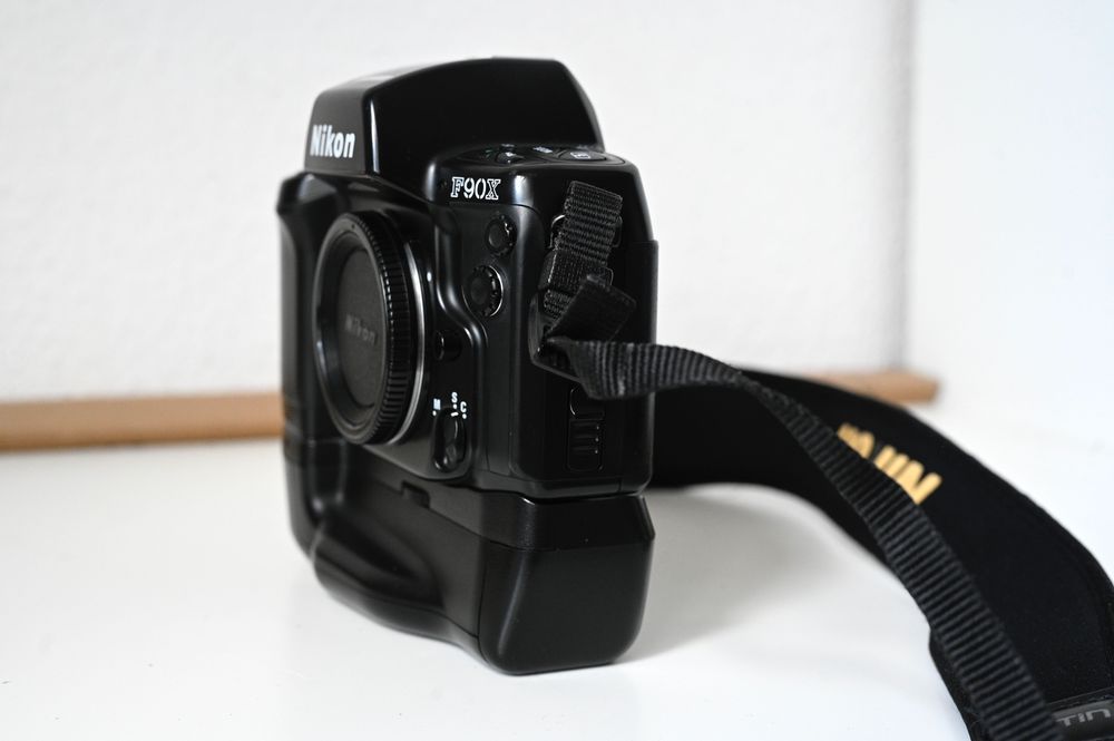 Aparat foto pe film Nikon F90X cu motor MB-10 stare perfecta