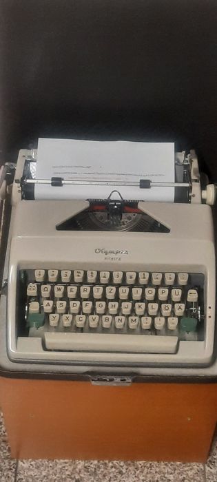 Mașină de scris Olympia Monica