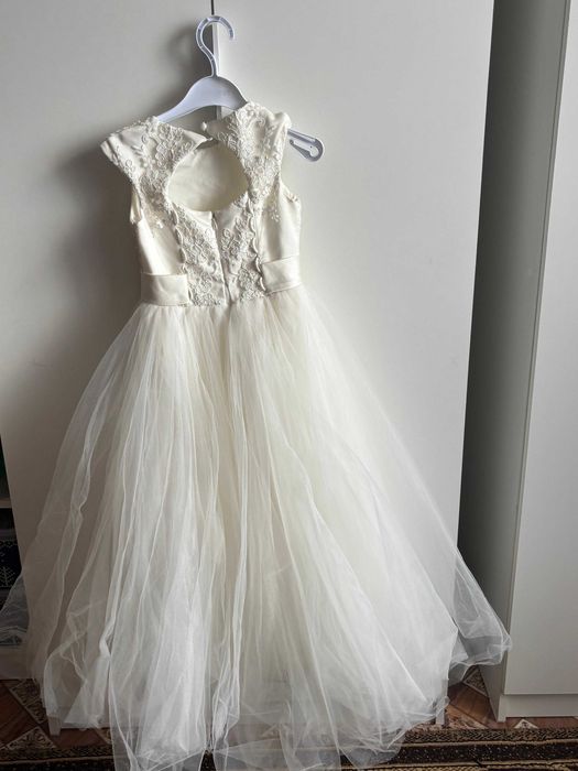 Продам детские платья для девочек праздник наряд