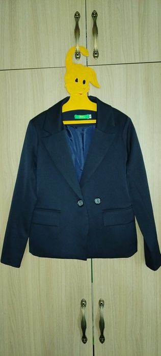 Срочно продам школьный пиджак для девочки