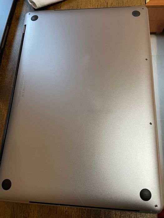 MacBook Pro 15″ (2018) — Intel Core i7, 16 GB RAM, 256 GB SSD