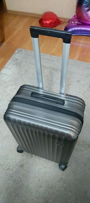 Чемодан дорожный. Практически новый.
