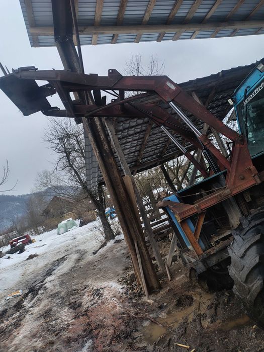 Vând încărcător frontal