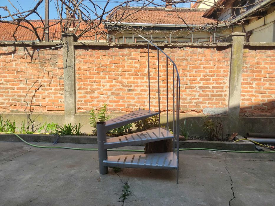 Scară metalică elicoidală