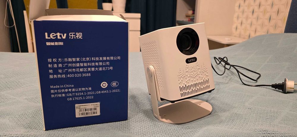 Портативный LED проектор Letv.