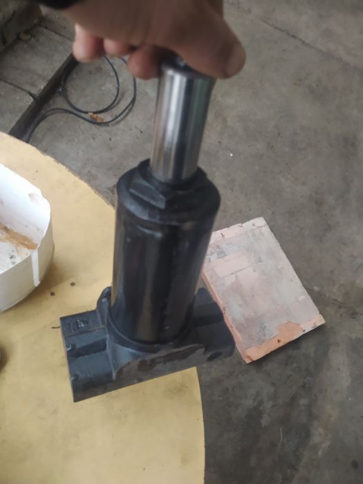 Продам гидравлический цилиндр. От домкрата.