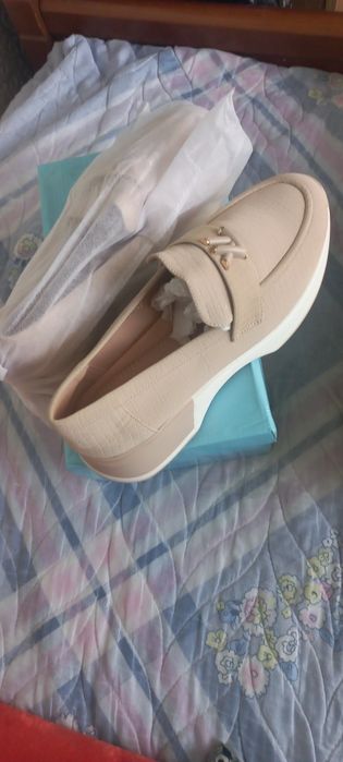 Женская обув есть