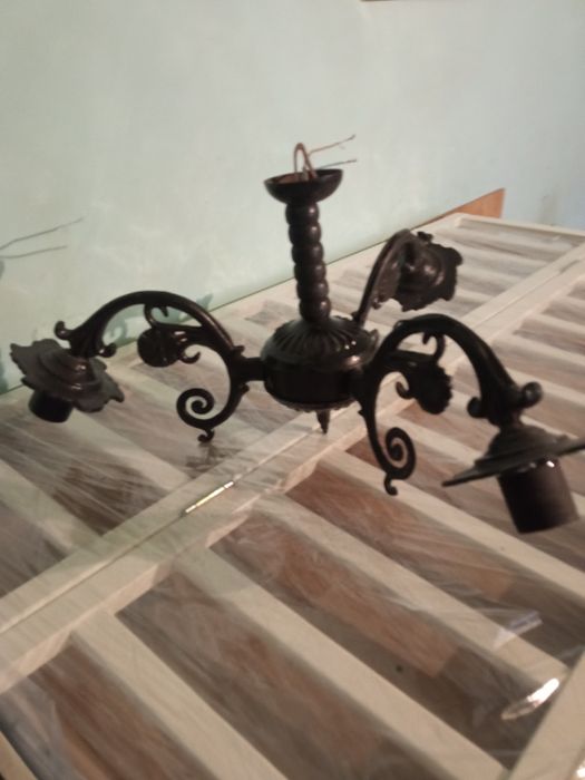 Продам Срочно.За всё стол письм ,комод, этажейр, люстра.