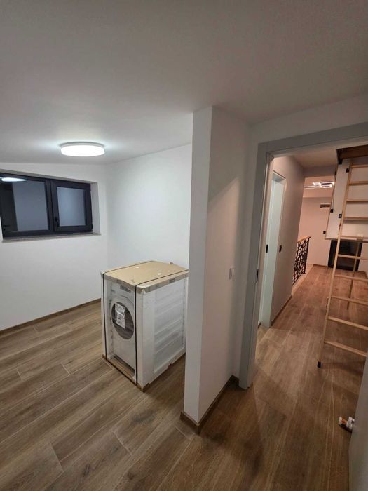 Продавам луксозна триетажна къща в кв.Бояна