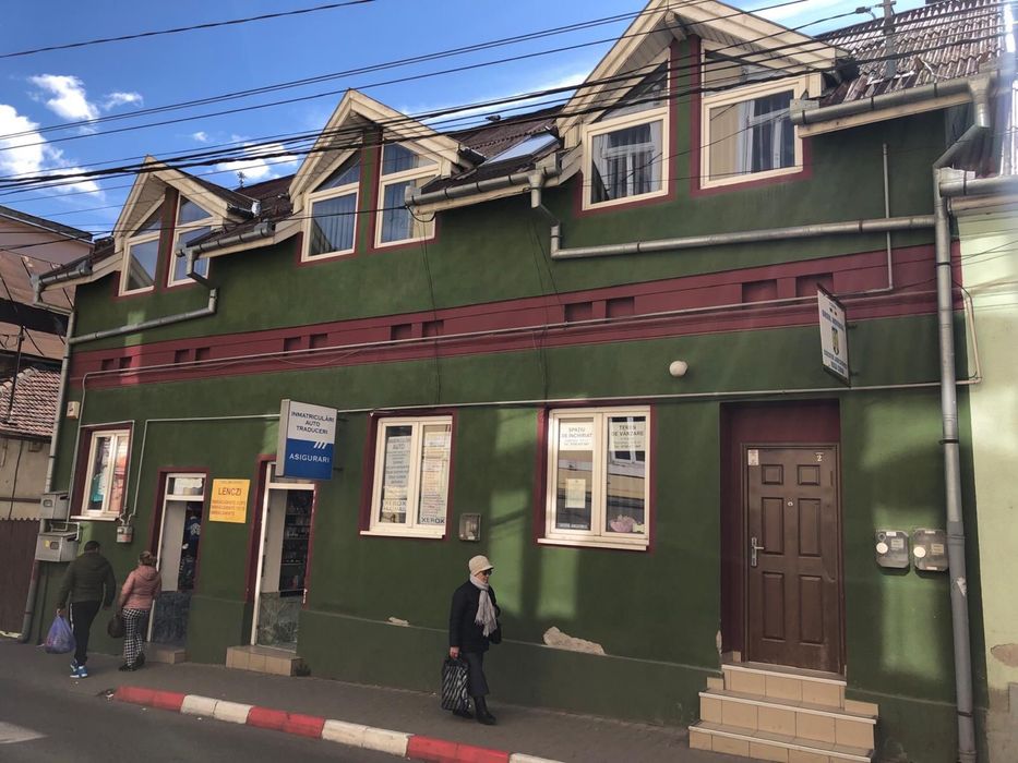 Spații comerciale și un apartament.