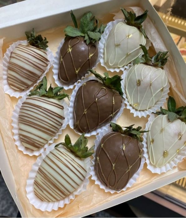 Клубника и финики в шоколаде