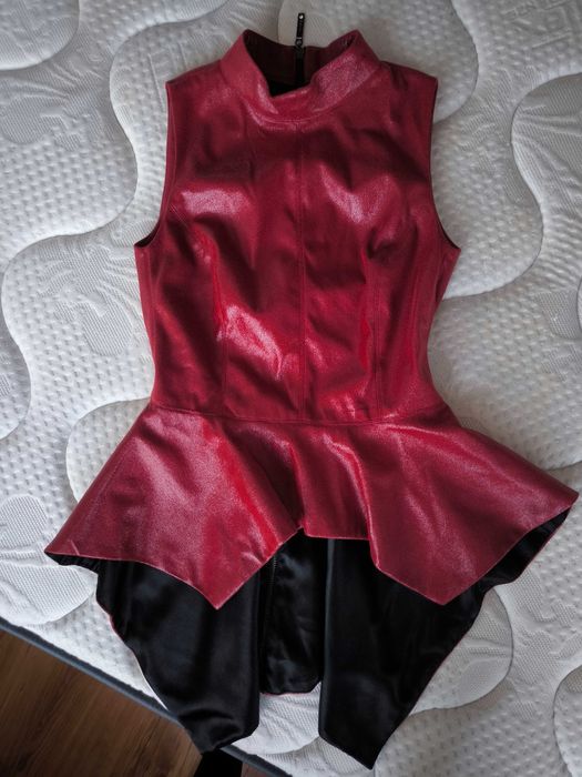 Топ в страхотен червен цвят